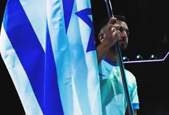 הצוות הישראלי מניף את דגל ישראל בסעודיה