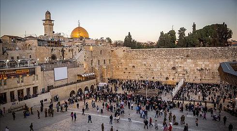 המשטרה הפסיקה לחדש אישורי מעבר לתושבי מזרח ירושלים דרך הכותל
