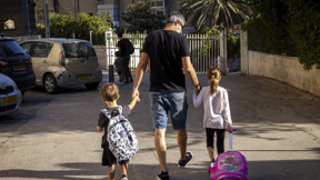 אבא שמלווה את ילדיו לגן