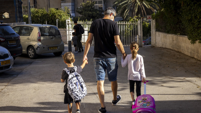 אבא שמלווה את ילדיו לגן