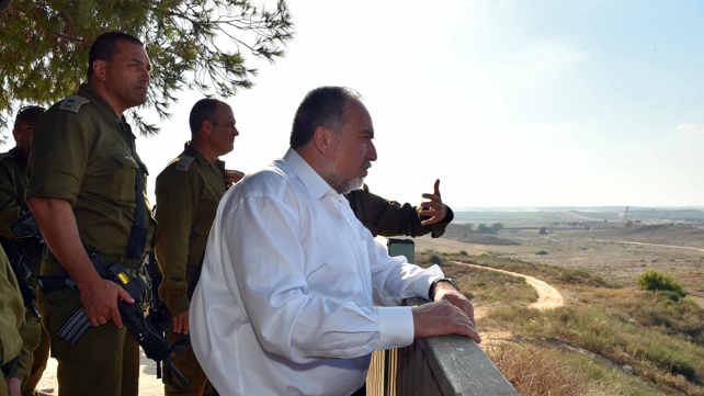 ליברמן בסיור בגבול עזה, בשנה שעברה