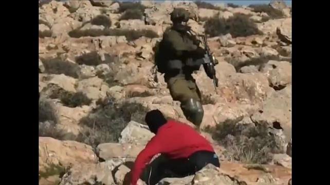 פלסטינים רוגמים קצין צה"ל באבנים