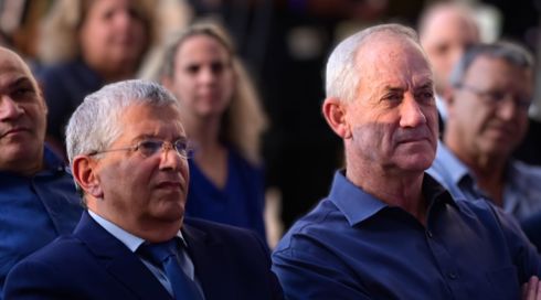 גנץ ומפקד חיל האוויר לשעבר אשל חסינים מהעמדה לדין בהולנד