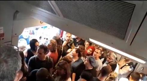 בגלל רכבת תקועה בנתניה: עומסים בקו החוף