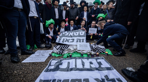 בדרך לכלא הצבאי: מפגינים חרדים תקפו חיילים, עריק נמלט ממעצר