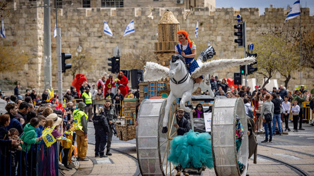 חגיגות פורים בירושלים. "זה לא צעצוע - זה חומר נפץ".