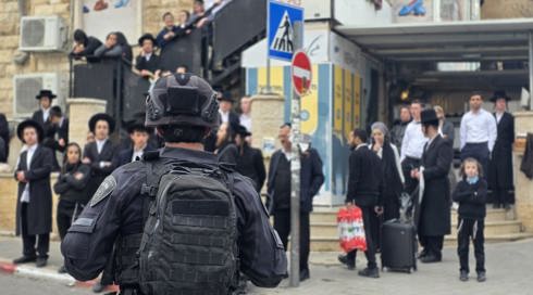 במהלך עימותים בהפגנת חרדים בירושלים - אחד המשתתפים נשך שוטר ברגלו