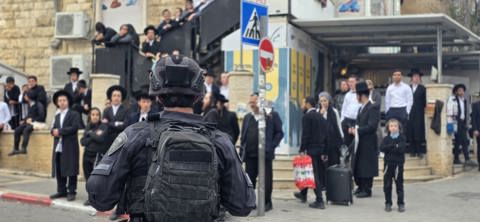 אדם חשוד שנשך שוטר ברגלו בהפגנת חרדים בירושלים