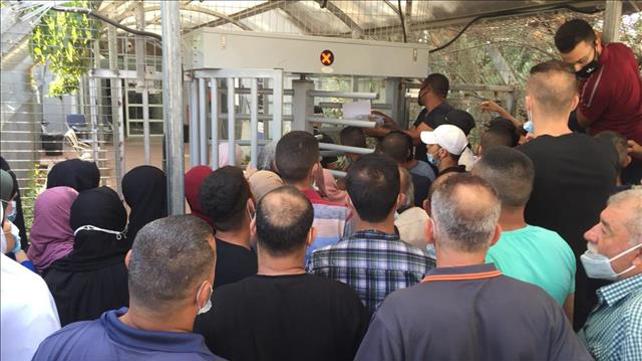 קהל פלסטיני נדחס בלי מסכות בתור ללשכות המתפ"ש, ידיעה מ-24.09.2020
