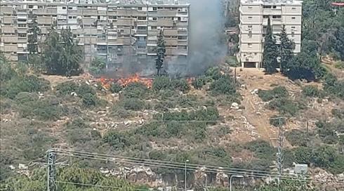 שריפת קוצים גדולה בחיפה: "יש כמה בניינים בסכנה, אנחנו לא בשליטה"
