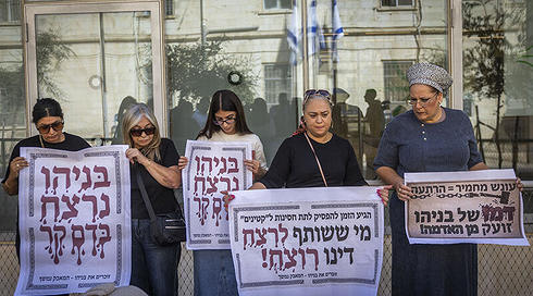 דקלה רזי (שנייה מימין) מחוץ לדיון בפרשת הרצח של בנה בניהו