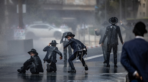 מאות מפגינים נגד גיוס חרדים בירושלים, תיעוד - גבר תוקף חרדי באגרופים