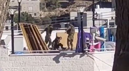 שני לוחמי חטיבת הנח"ל שתועדו מכים אחד את השני בחברון אותרו ויועמדו לדין משמעתי