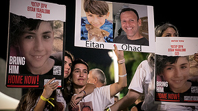 משפחות חטופים מפגינות בתל אביב