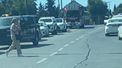 קריסת החניון בשערי צדק: כביש ראשי סמוך נסגר לתנועה לאחר שנתגלה בו סדק גדול