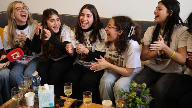 חברותיה של דניאלה גלבוע צופות בשחרורה