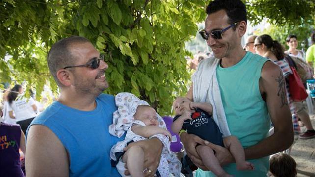 זוג הורים גאה, להט"ב, חוק הפונדקאות