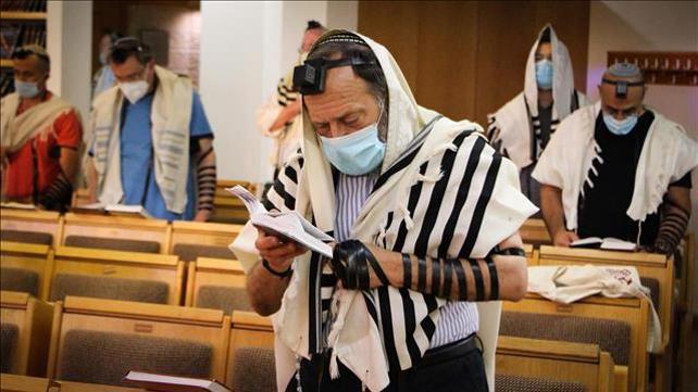 מתפללים בית כנסת בגוש עציון עם מסכות - הגבלות קורונה, 20.05.20