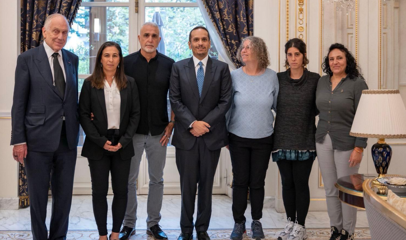 ראש ממשלת קטר אל ת'אני בפגישה עם משפחות חטופים בפריז, ספטמבר 2024