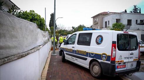 "השמיים נפלו עלינו": הלם במשפחה מהוד השרון אחרי דקירת האישה והבנות