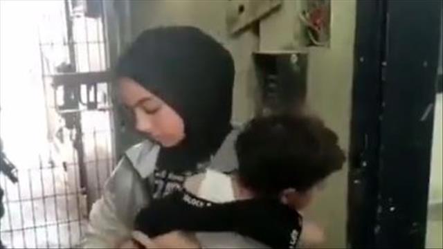 פלסטינית מפשיטה את בנה במחסום