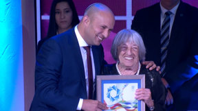 אגנס קלטי מקבלת את פרס ישראל, נפתלי בנט, 2017