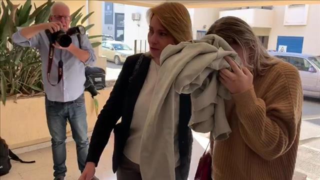 פרשת האונס בקפריסין: התיירת הבריטית מובאת לבית המשפט 28.11.19