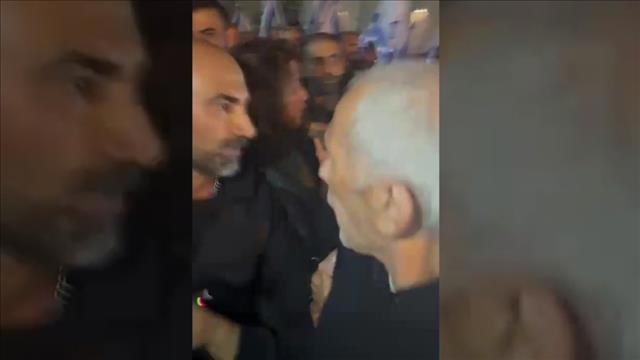 תיעוד: שוטרים דוחפים את השר לביטחון הפנים לשעבר עמר בר לב בהפגנה בפתח תקווה	