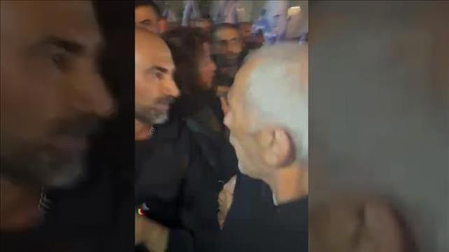 תיעוד: שוטרים דוחפים את השר לביטחון הפנים לשעבר עמר בר לב בהפגנה בפתח תקווה	
