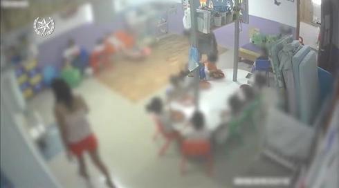 סרטונים חדשים חושפים: גם הסייעת בגן בראש העין תועדה מתעללת בפעוטות