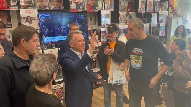 סטיב ויטקוף בכיכר החטופים