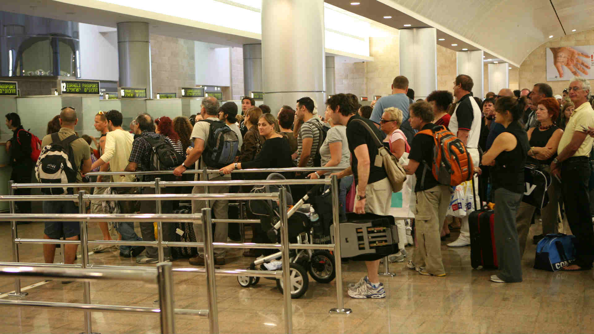 מחכים בביקורת הדרכונים ליציאה מישראל