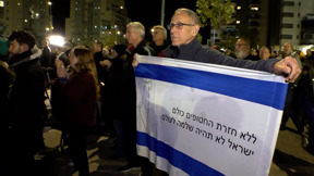 בדאגה ותקווה: חברי ניר עוז צפו בשחרור התצפיתניות - ומחכים ל-29 חברים נוספים שעדיין בעזה