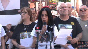 במקום ארוחת חג: מאות התכנסו מול מעון רה"מ כדי לתמוך במשפחות החטופים