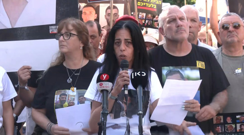 במקום ארוחת חג: מאות התכנסו מול מעון רה"מ כדי לתמוך במשפחות החטופים