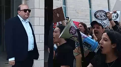סמי אבו שחאדה ומפגינים נגד פסילתו מחוץ לבית המשפט העליון