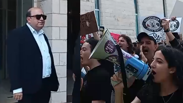סמי אבו שחאדה ומפגינים נגד פסילתו מחוץ לבית המשפט העליון