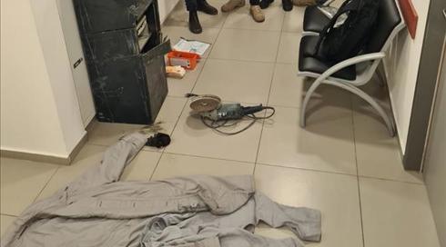 תיעוד: ניסר כספומט במסור דיסק - ולקח אותו הביתה