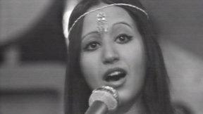 עפרה חזה, 1975