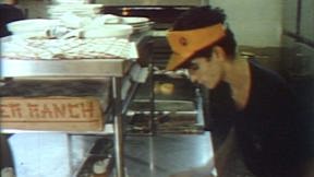 נער עובד במסעדה. 13.12.1987