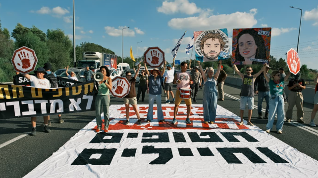 מפגינים למען השבת החטופים מעזה חוסמים את כביש 1, 3 בספטמבר 2025