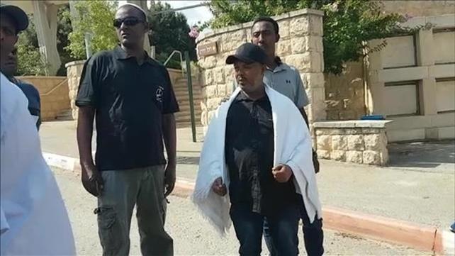 משפחת טקה עולה לקברו שלו סלומון, יולי 2019