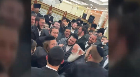 "אצבע בעין": השר גולדקנופף רקד לצלילי השיר "נמות ולא נתגייס" - ועורר סערה