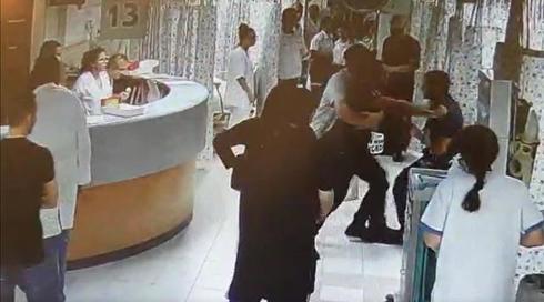 תיעוד: בן 23 תקף רופא ושני מאבטחים במרכז הרפואי בני ציון בחיפה (1)