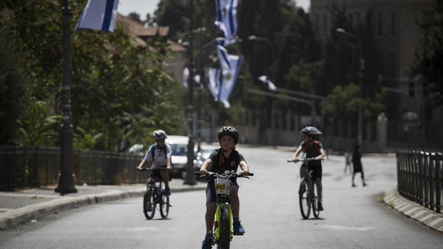 ילדים בירושלים רוכבים על אופניים ביום הכיפורים, ב-