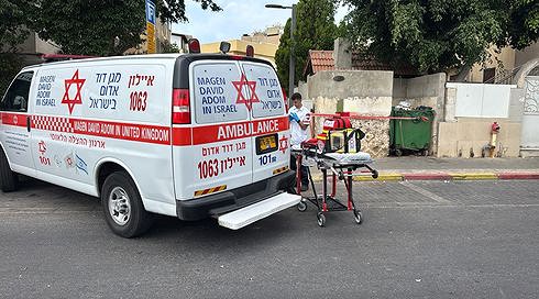 בן 15 נפצע מפיצוץ מטען בחצר בניין בחולון