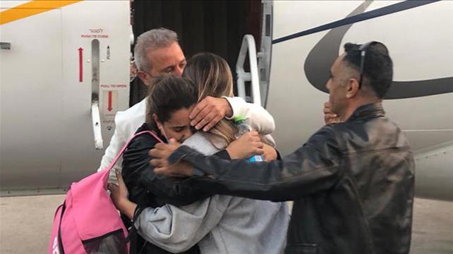 נטלי ומורדי אוקנין יורדים מהמטוס, חיבוק, חזרה לישראל. 18.11.21