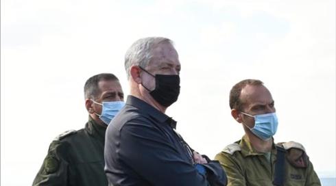 גנץ על חשיפת המטענים: משטר אסד אחראי, לא נעבור לסדר היום