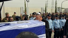 איציק גואילי, אביו של רן גואילי מנשק את ארונו במסע הלווייה, 28.01.26