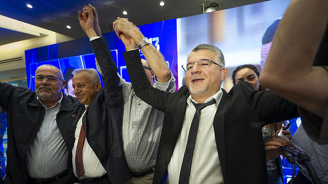 יו"ר הרשימה המשותפת, יוסף ג'בארין, וחברי מפלגתו לאחר פרסום תוצאות המדגם, 27 באוקטובר 2026